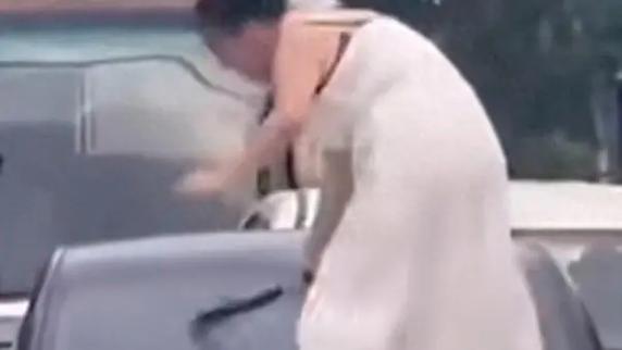 新澳2025今晚开奖结果和女子持械打砸多辆车与女子持械打砸多辆车视频