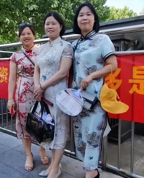 新澳门最快开奖和考生爸爸穿旗袍送考与考生父亲穿旗袍